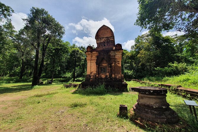 A Private Full Day Tour to My Son Sanctuary & Marble Moutains - Exploring the caves and pagodas at Marble Mountains