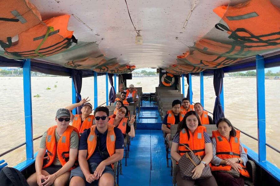 Authentic Mekong Delta: Tuk Tuk, Rowing Boat, Biking Tour - Lunch, tropical fruit, and Southern Vietnamese folk music