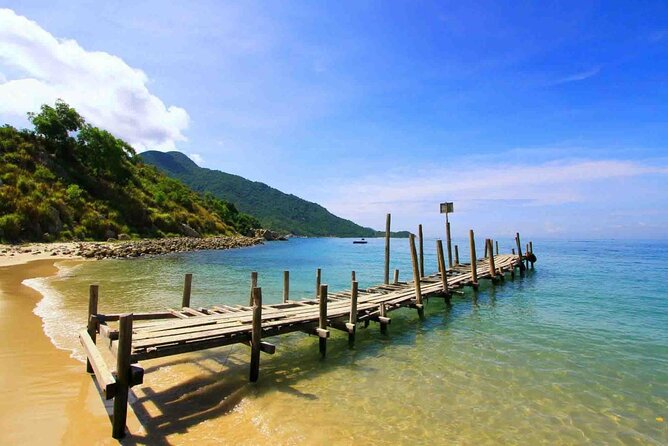 Cham Island Snorkeling - Wonderful Beach - Speedboat Daily Tour - A beachside lunch with seafood and vegetables