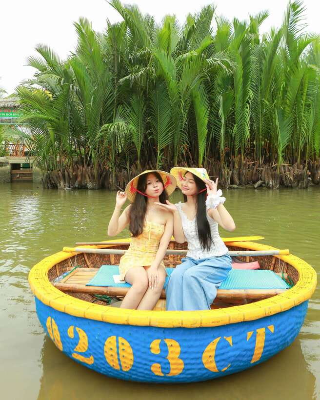 Coconut Boat Hoi An - Catching Crabs and Casting a Fishing Net