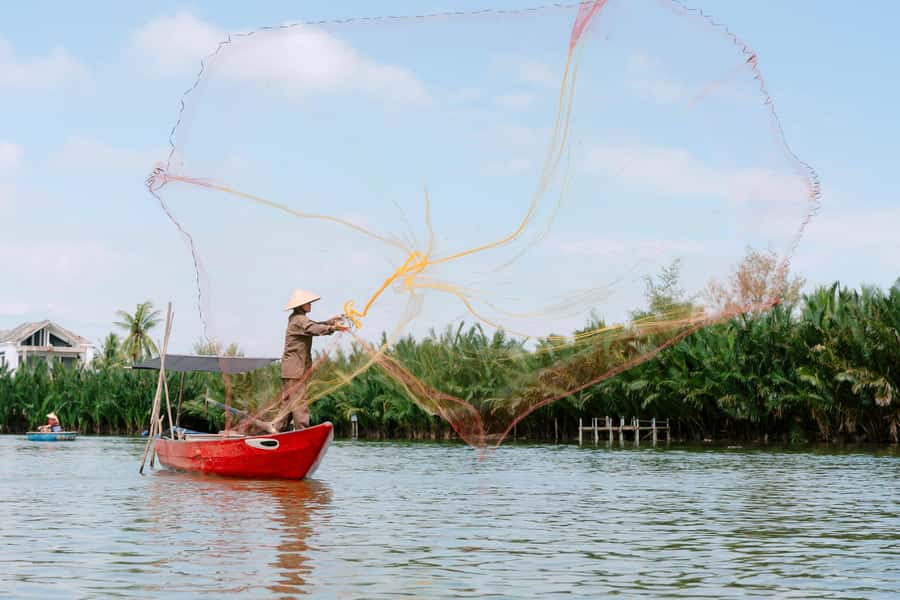 COOKING CLASS & BASKET BOAT - Making a lantern with local people