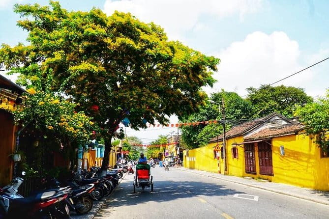 Da Nang Airport Arrival Or Departure By Private Car Transfers - Timing, surcharges, and cancellation rules