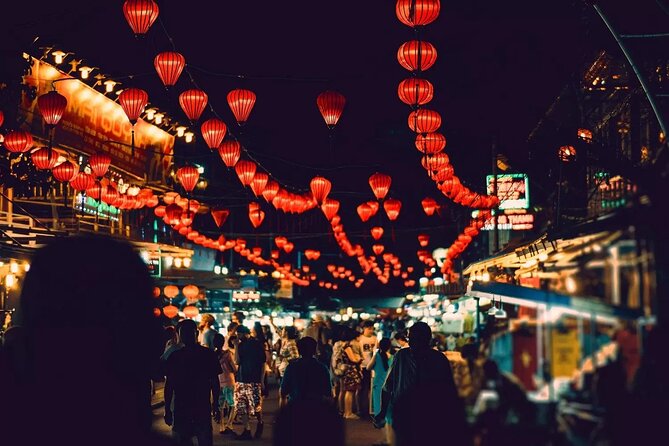 Da Nang by Night from Hoi An: Seafood dinner, night market and cruise trip - Bargaining at Da Nang Night Market