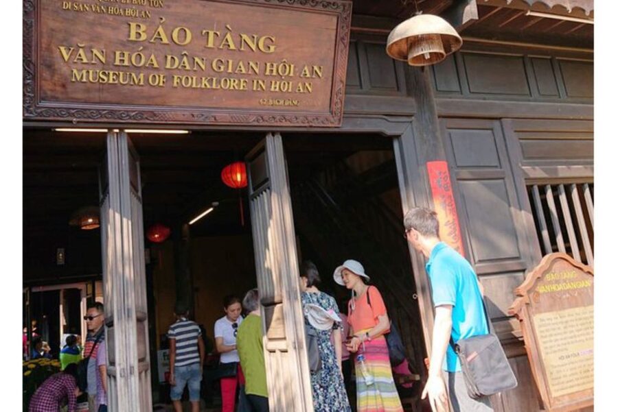 Da Nang/Hoi An: Market & Old Town Private Tour with Transfer - What the private car transfer adds