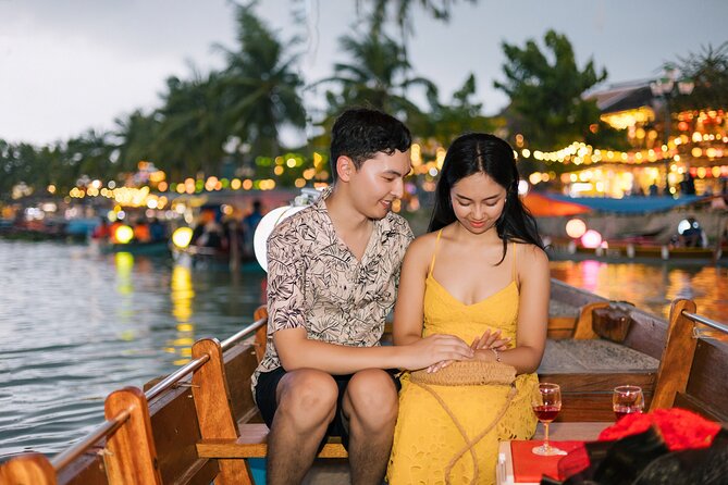 Discover Hoi An by Bamboo Basket and Lantern Boat - A guide can make the difference