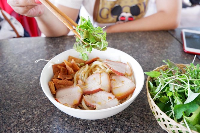 Evening Walking Food Tour, folk game and lantern boat - The guides make the difference