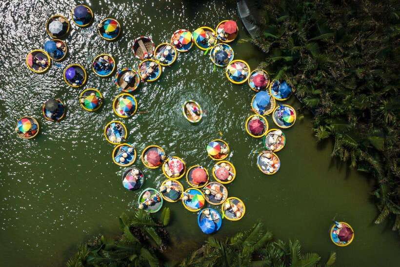 Hoi An: Basket Boat and fishing Crabs Tour - Boarding the bamboo basket boat