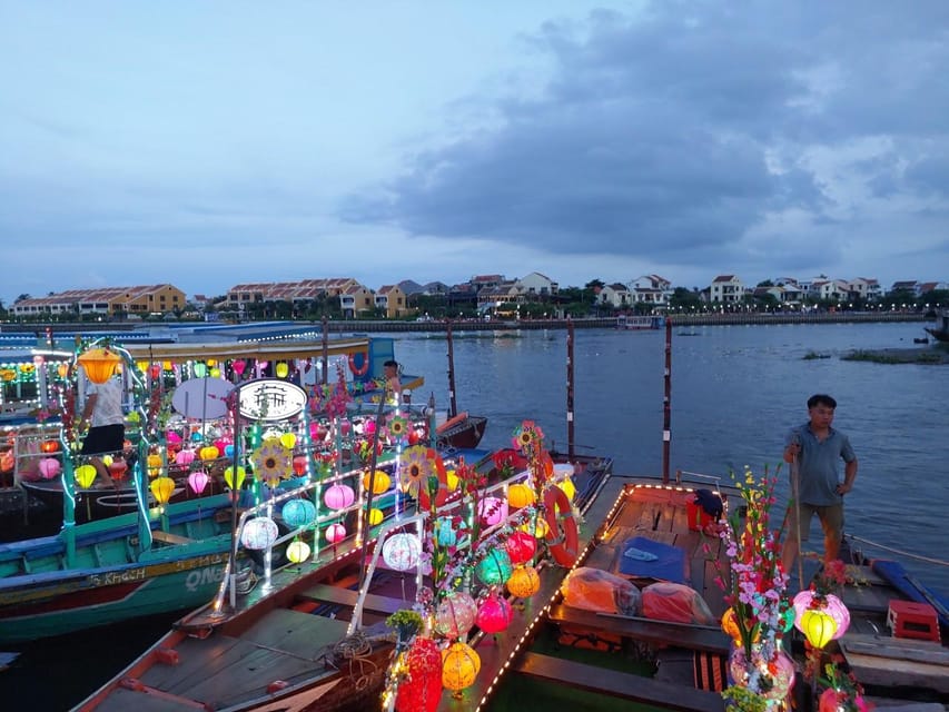 Hoi An Boat Lantern With Release Flower Hoai River At Night - What happens during the 20-minute Hoai River cruise