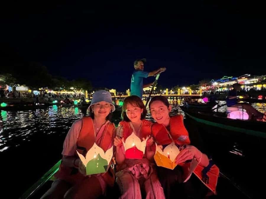 Hoi An: Boat Ride on Hoai River & Release the Flower Lantern - What happens during the five-minute walk
