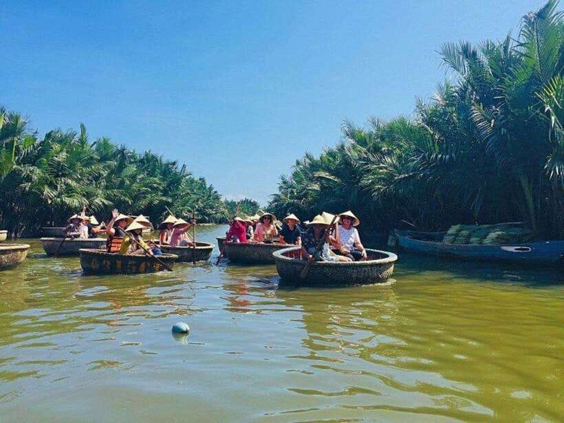 Hoi An: Cam Thanh tour on a Traditional Bamboo Basket Boat - Learning to steer a round bamboo boat