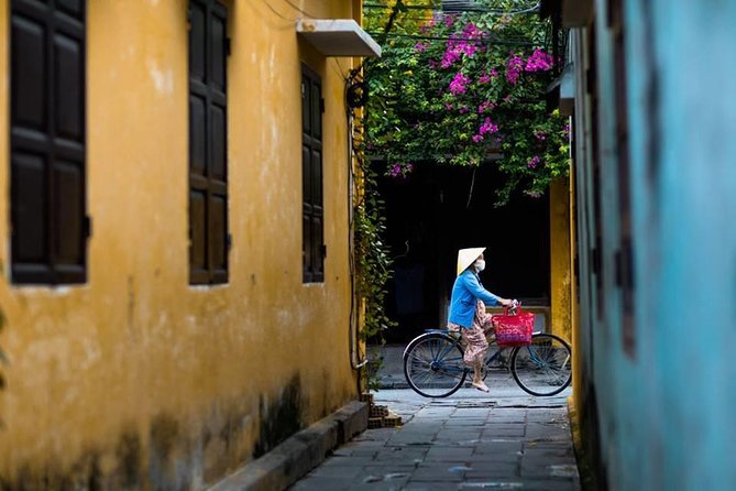 Hoi An city and Food tour - At Hoi An Center market and the smaller food stops