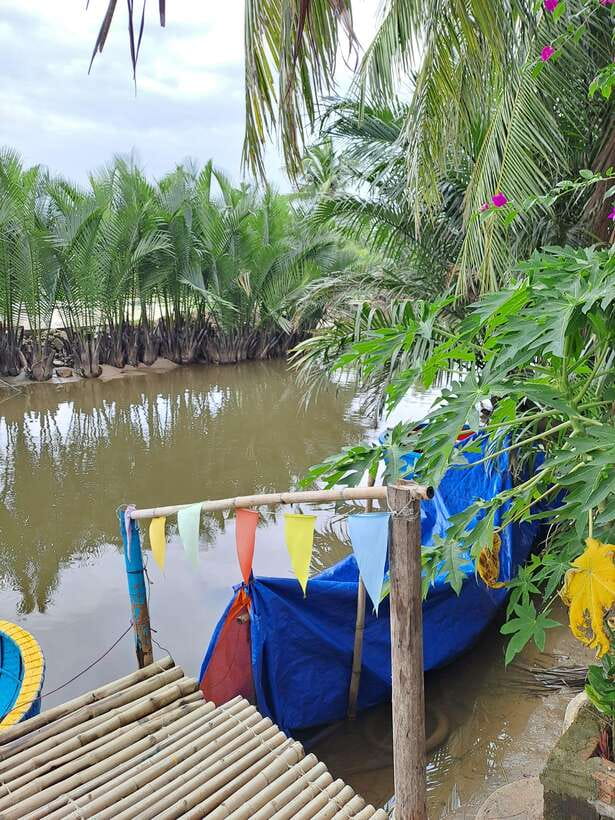 Hoi An City tour -Basket boat ride in the Coconut forest - The rowers bring a performance to the ride