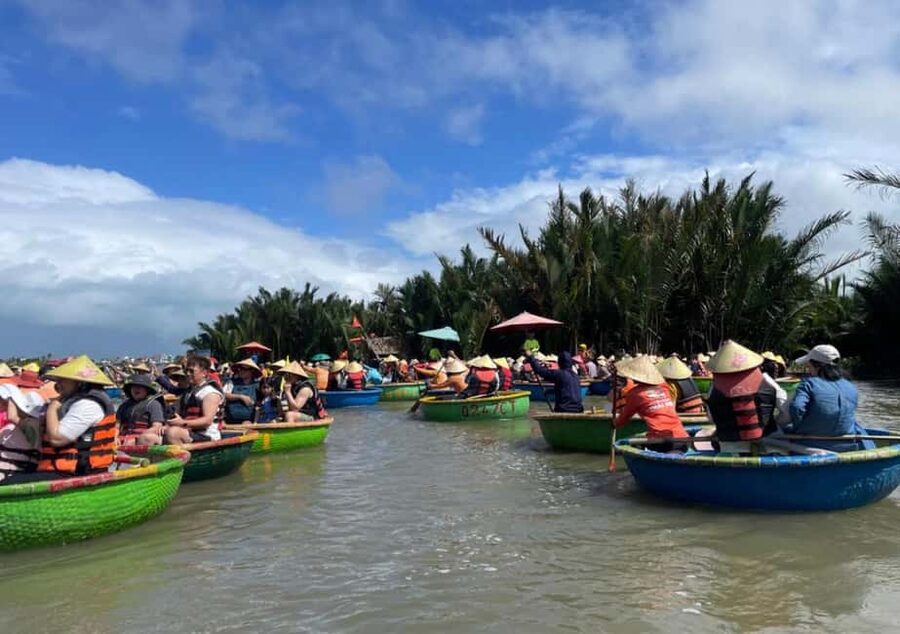 Hoi An: Coconut Basket Boat Ride and Fishing Experience - Casting nets and trying to catch crabs