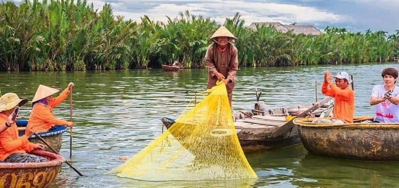 Hoi An: Coconut Basket Boat Ride by Hangcoconut - Catching crabs and trying local fishing methods