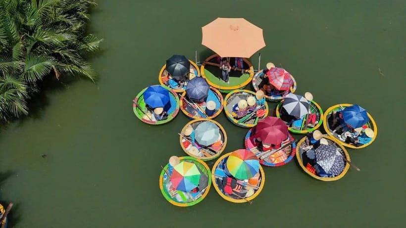 Hoi An: Coconut Basket Boat Ride & Hoi An Memories Live Show - The local boat performance and coconut-leaf craft