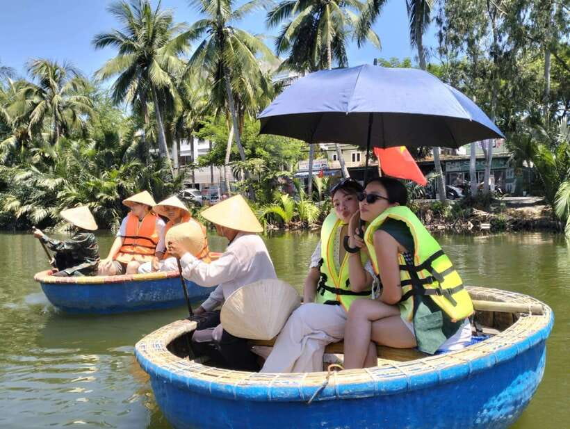Hoi An Coconut Basket Boat Ride in Thanh Dong Village - Boarding the traditional thuyền thúng