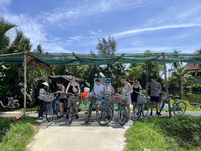 Hoi An Coconut Basket Boat Ride in Thanh Dong Village - Trying rowing and crab fishing
