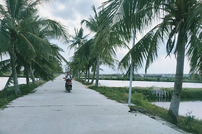 Hoi An Countryside Discovery Tour By Motorbike - Local food - A bamboo basket boat and purple crab fishing