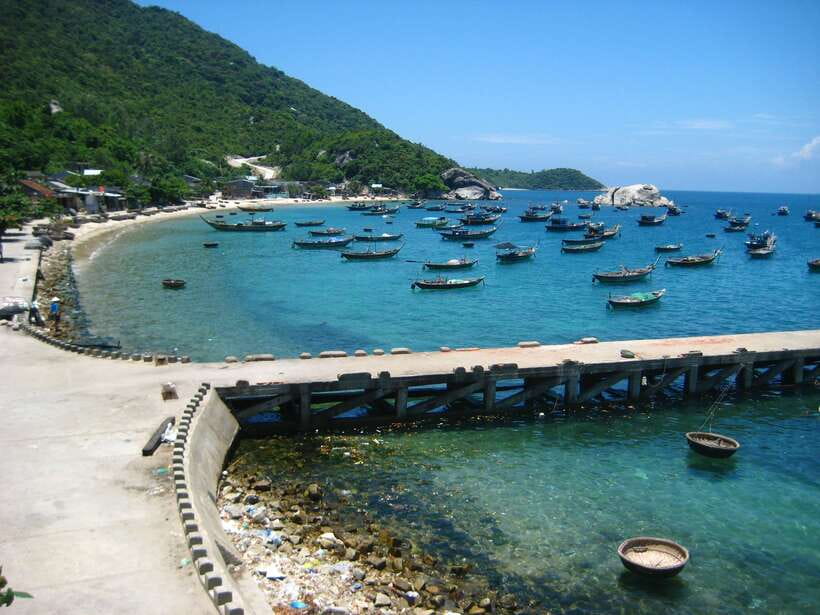 Hoi An/ Da Nang: Cham Island Discovery Tour - Huong Beach and the snorkeling stop