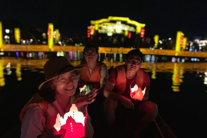 Hoi An Food Trail by Night with Boat Trip - A traditional game with a souvenir at stake