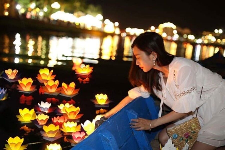 Hoi An : Hoai River Boat Trip by Night and Floating Lantern - Releasing the Lantern on the River