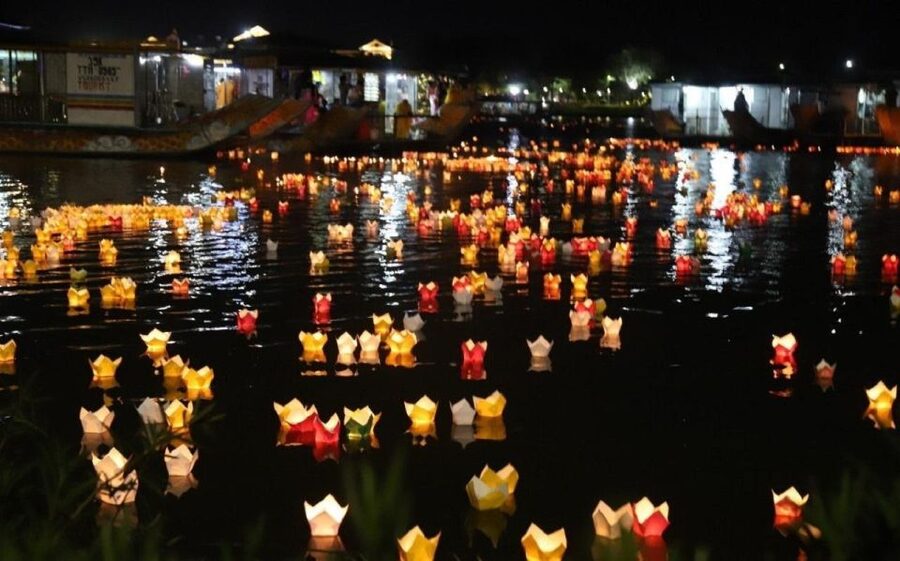 Hoi An : Hoai River Boat Trip by Night and Floating Lantern - The 10 to 15 Minute River View