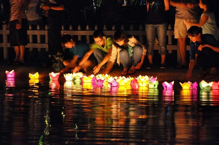 Hoi An: Hoai River Night Boat Trip and Floating Lantern - What the Hoai River lantern ride is really like