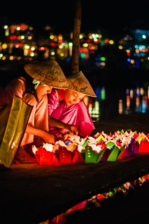 Hoi An: Hoai River Night Boat Trip and Floating Lantern - Small boats, short views, and the value of timing
