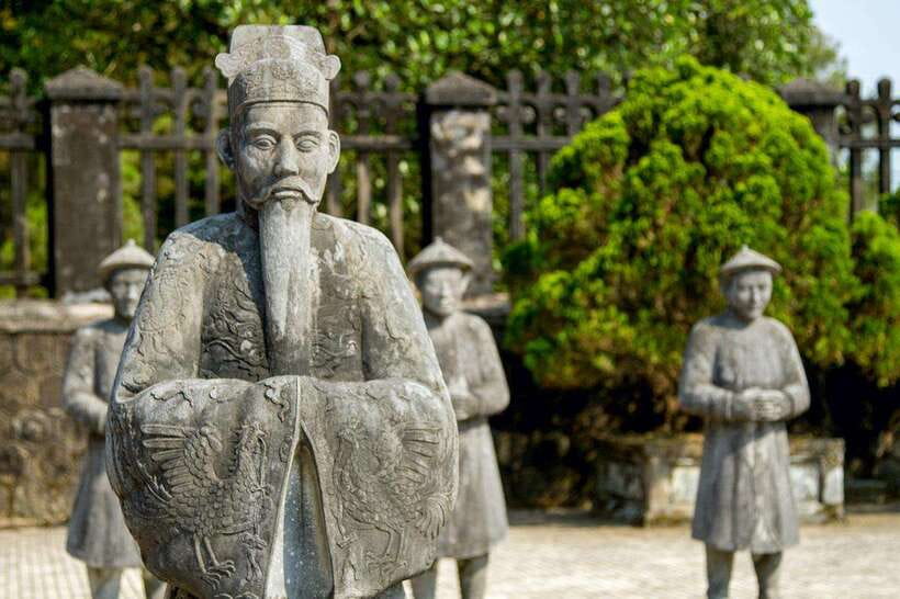 Hoi An: Imperial Hue And Scenic Hai Van Pass Discovery Tour - Lunch at Y Thao Garden