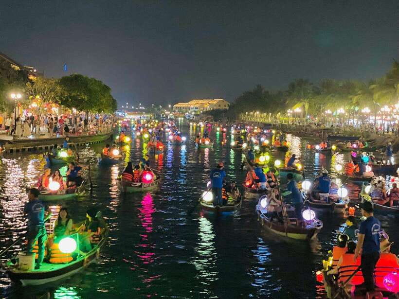 Hoi An: Lantern Boat Ride on the Hoai River - A small ritual on the Hoai River