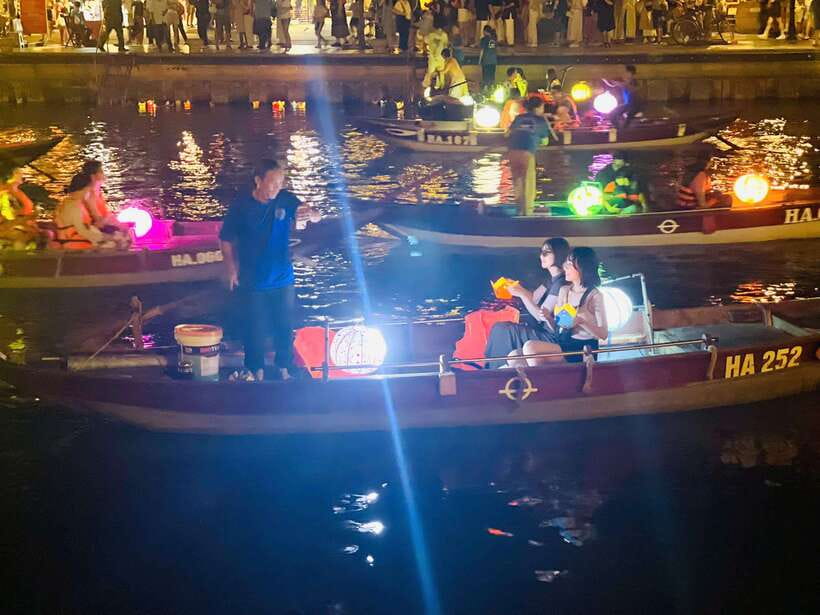 Hoi An: Lantern Boat Ride on the Hoai River - What the $8 price really buys you