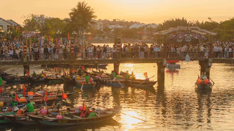 Hoi An : Lantern Boat Trip & Release Lantern - A short ride into Hoi An’s night glow