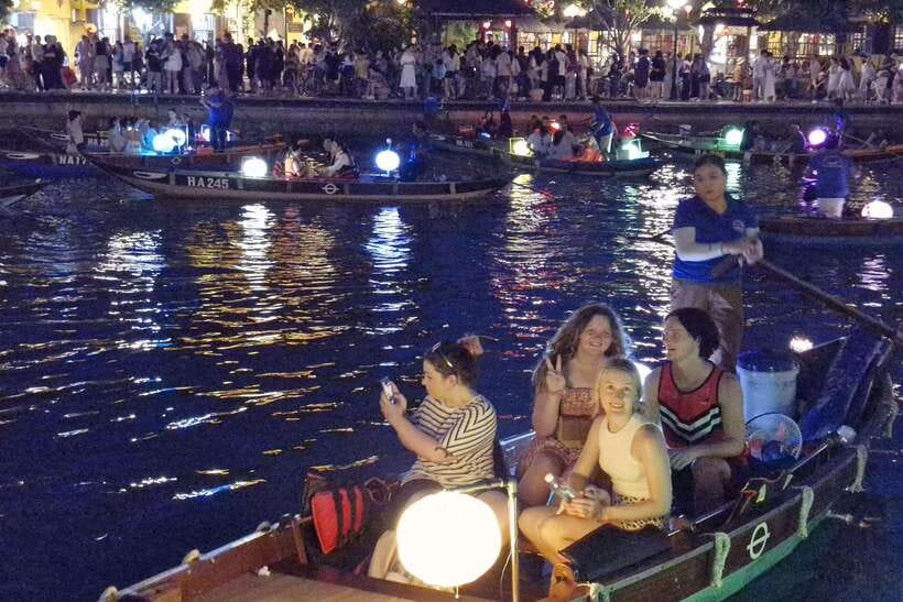 Hoi An : Lantern Boat Trip & Release Lantern - Who will enjoy this most