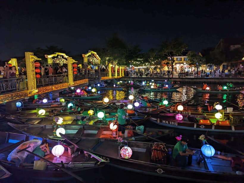 Hoi An : Lantern Boat Trip & Release Lantern - Crossing the Hoai River by private boat