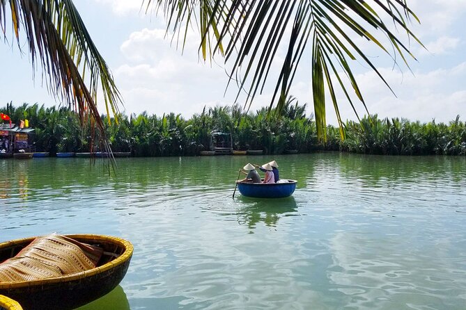Hoi An: Lantern Making and Basket Boat Tour - Shaping a Hoi An lantern in the Ancient Town