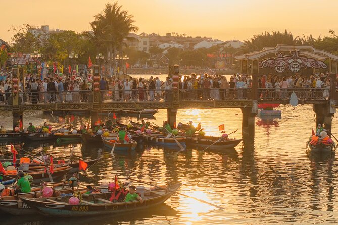 Hoi An Lantern Making Class with Lantern Boat Trip - Making a Hoi An lantern with local artisans