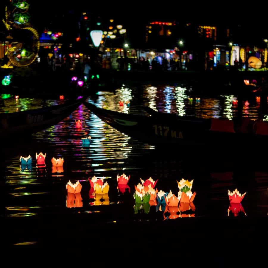 Hoi An : Night Boat Trip and Floating Lantern on Hoai River - What the $8 price really covers