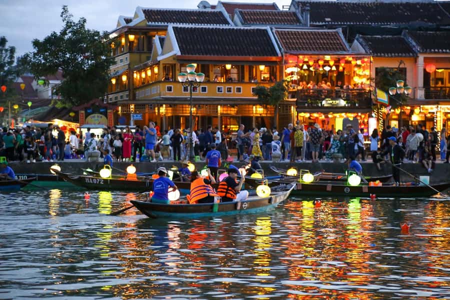 Hoi An : Night Boat Trip and Floating Lantern on Hoai River - Finding the Kazimierz Kwiatkowski meeting point