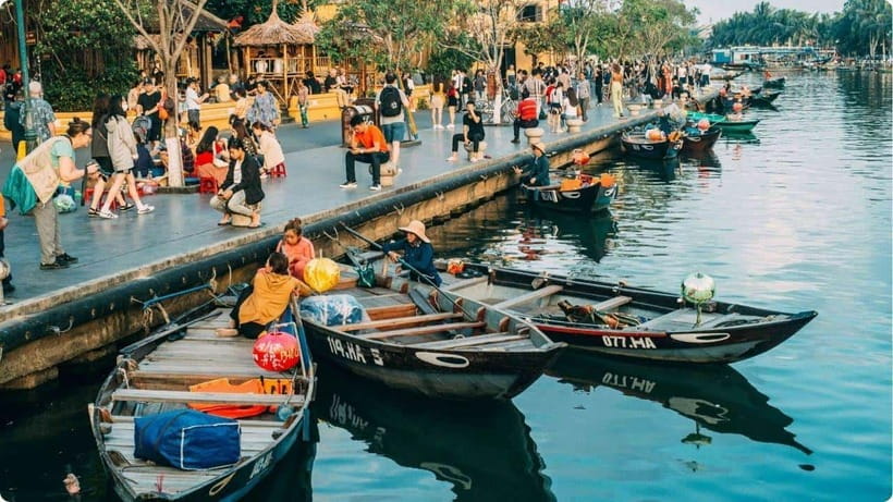 Hoi An: River Lantern Boat Experience with Free 5G eSIM - The five-minute walk to the river