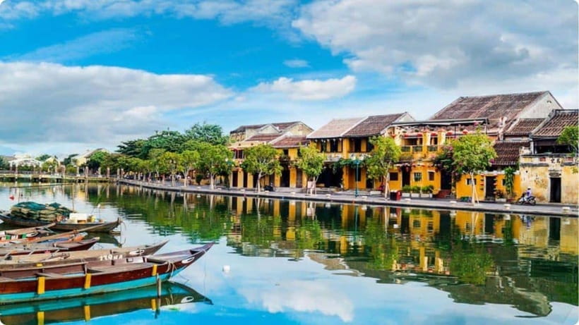 Hoi An: River Lantern Boat Experience with Free 5G eSIM - Hoi An’s night market after the ride