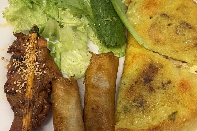 Hoi An Street Food Walking Tour with Local Foodies - Cao Lầu, Hoi An’s signature noodles