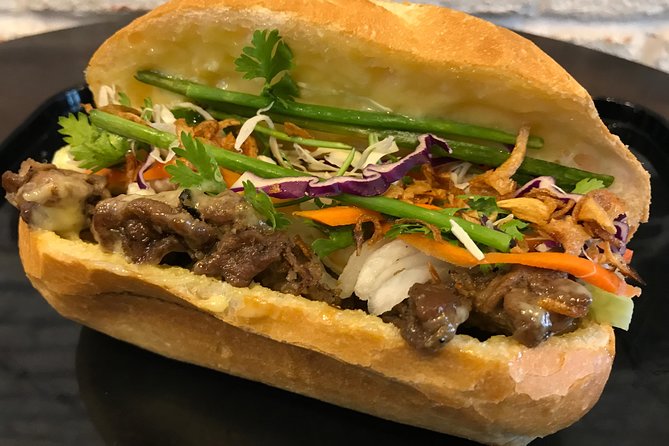 Hoi An Street Food Walking Tour with Tastings - Dinner that arrives one dish at a time