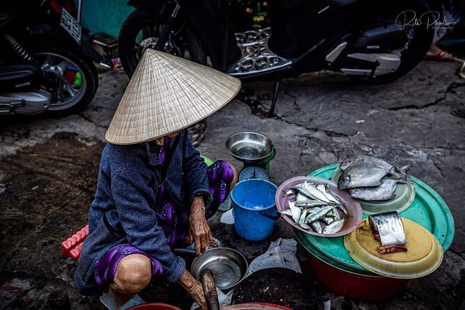 Hoi An Sunrise Fish Market Tour - Learning to paddle a basket boat in Cam Thanh