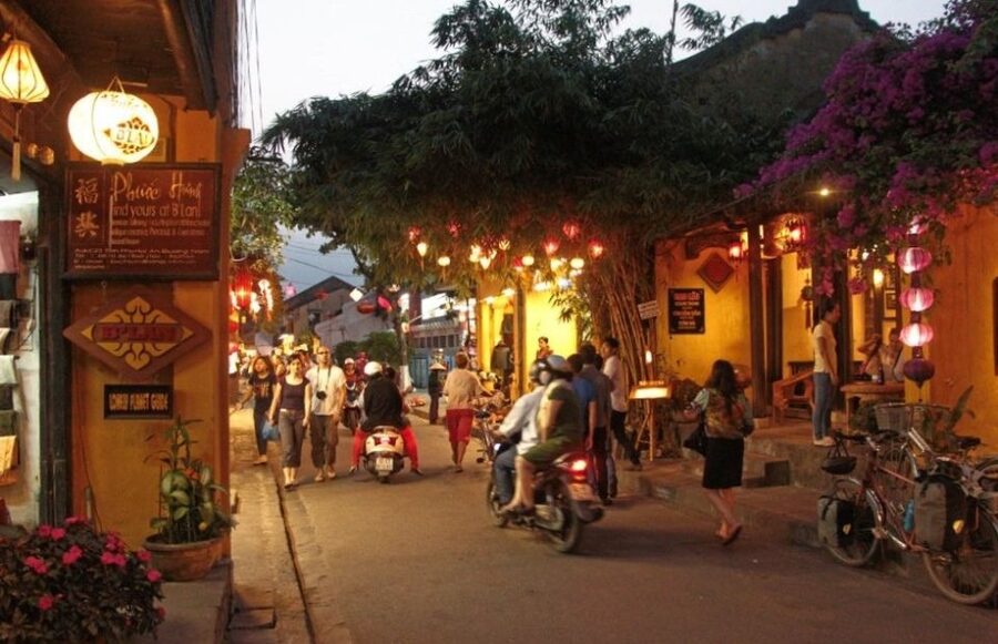 Hoi An: Sunset Food Tasting Tour - Rice cakes, sesame soup, and local sweets