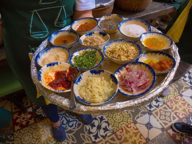 Hoi An: Sunset Food Tasting Tour - A drink and more local stories