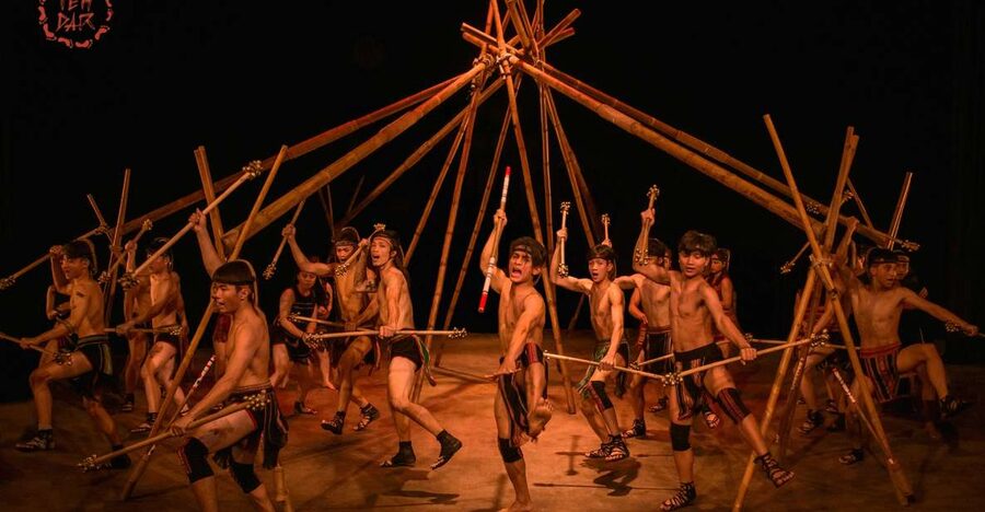 Hoi An: Teh Dar Vietnamese Bamboo Circus at Lune Center - The one-hour performance, scene by scene