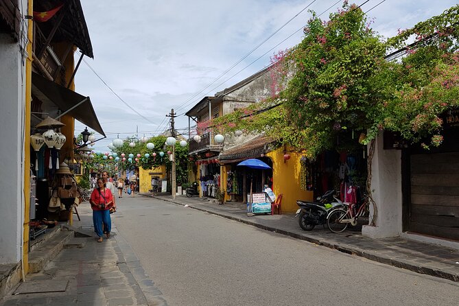 Hoi An town private walking tour with boat trip - Folklore Museum: a compact look at local traditions