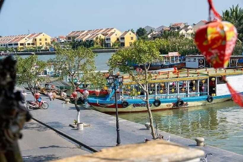 HoiAn Lantern Cruise Private/Sunset/Sunrise/Lighting Lantern - Releasing lotus lanterns on the Thu Bon