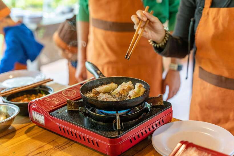 Mad Monkey Hoi An Cooking Class & Bamboo Boats - From Mad Monkey Hoi An to the local market
