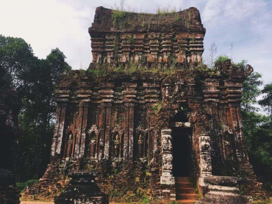 My Son Sanctuary Morning Tour w Thu Bon River Cruise & Lunch - A local family lunch with rib rice